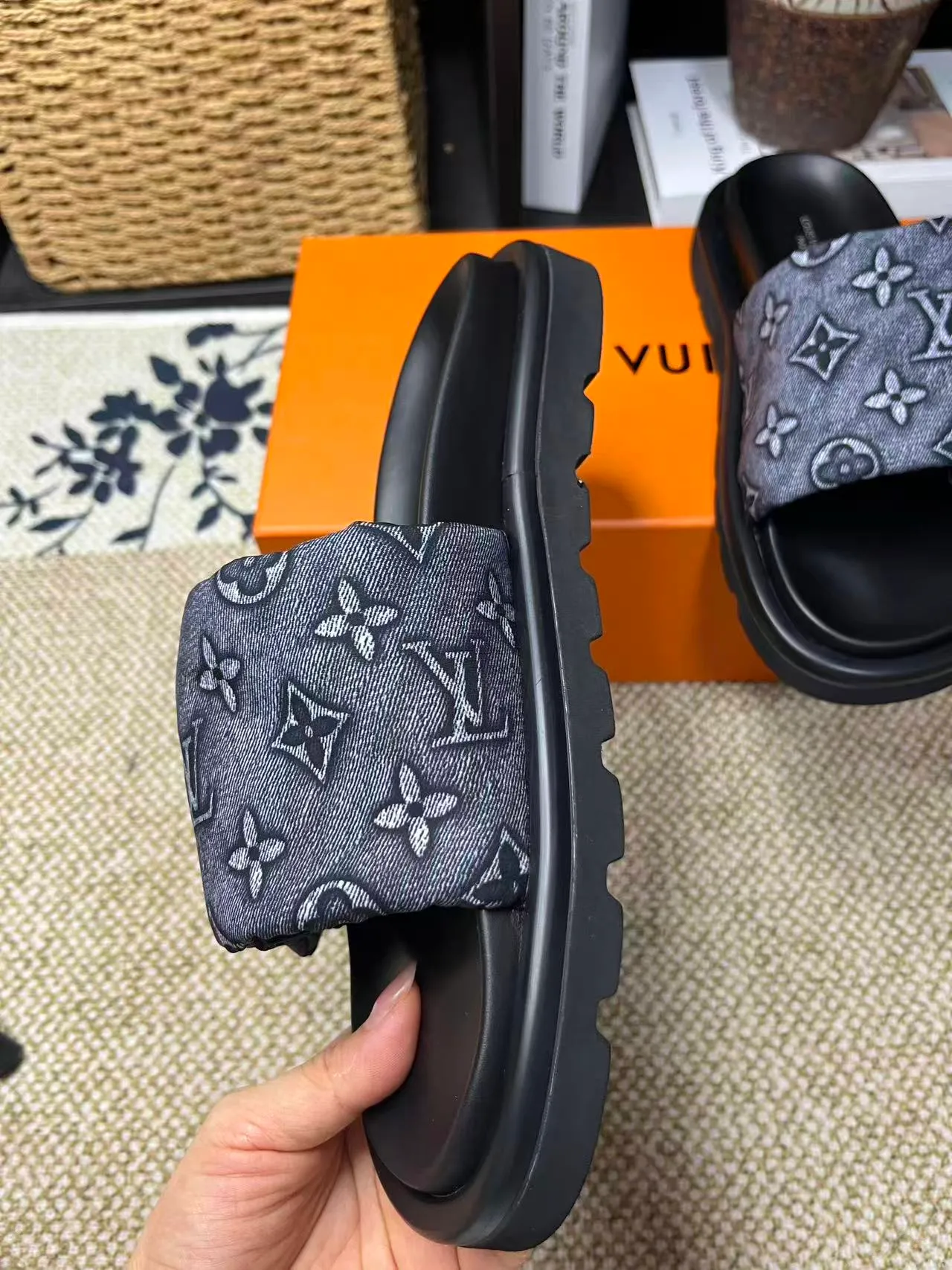 P340 [New Style] [LOUIS VUITTON] Louis Vuitton, LV printing, men's and women's slippers are now on the market, packed in drawer boxes with cloth bags and cards, the upper pattern looks very soft and waxy, and is a super versatile leg slimming tool. Fabric: imported denim/canvas/old fabric, LV hardware LOGO, official website pattern printing, comfortable to wear, feet: high-elastic PU water table. Sole: foam sole, heel height: about 5cm. Code number: 35-46, 35, 45, 46 are custom-made and non-returnable. Color: multiple colors and styles available.